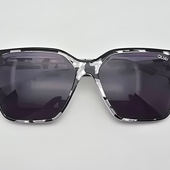 *SOLD* Quay Australia Level Up Black Pearl Tortoise Frame Smoke Lens Sunglasses - Picture 10 of 14